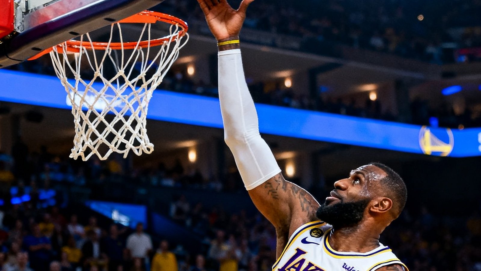 NBA常规赛洛杉矶湖人对阵金州勇士比赛最后时刻詹姆斯投出绝杀三分的视频封面，画面定格在篮球即将入网的瞬间，全场观众起立屏息。